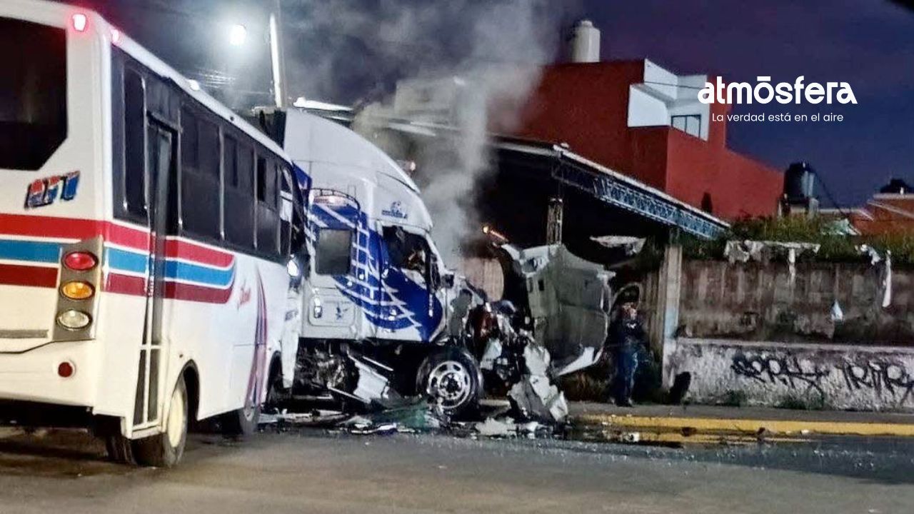 Choque entre microbús y tráiler deja una mujer sin vida y varios heridos en Amozoc