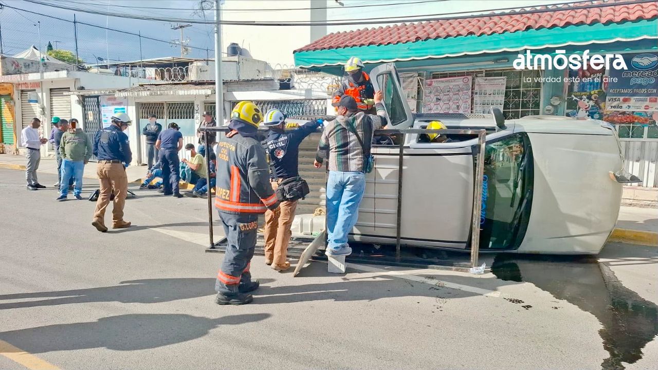 Volcadura de camioneta con trabajadores deja cinco heridos en Loma Bella