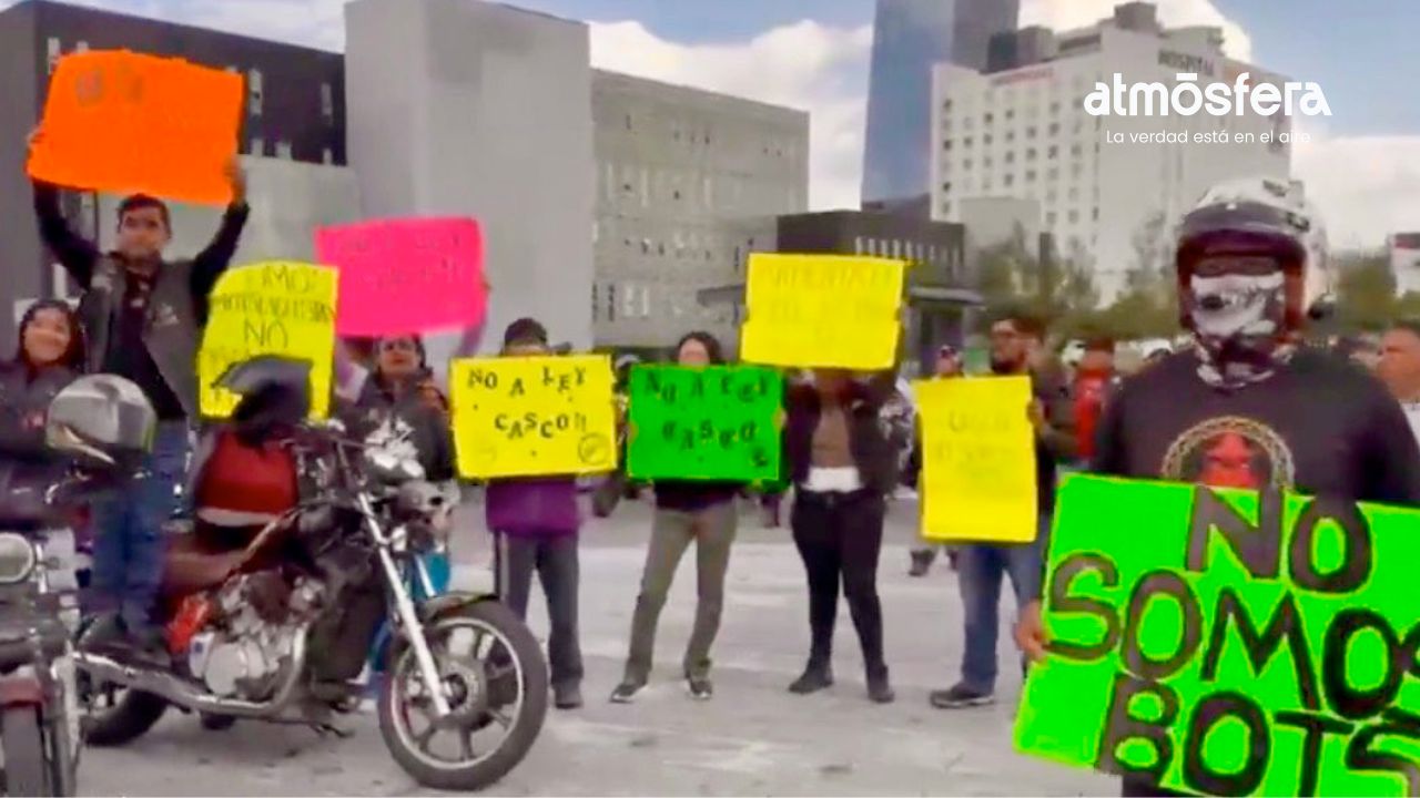 Motociclistas logran suspensión temporal de distintivos para cascos en Puebla tras manifestarse