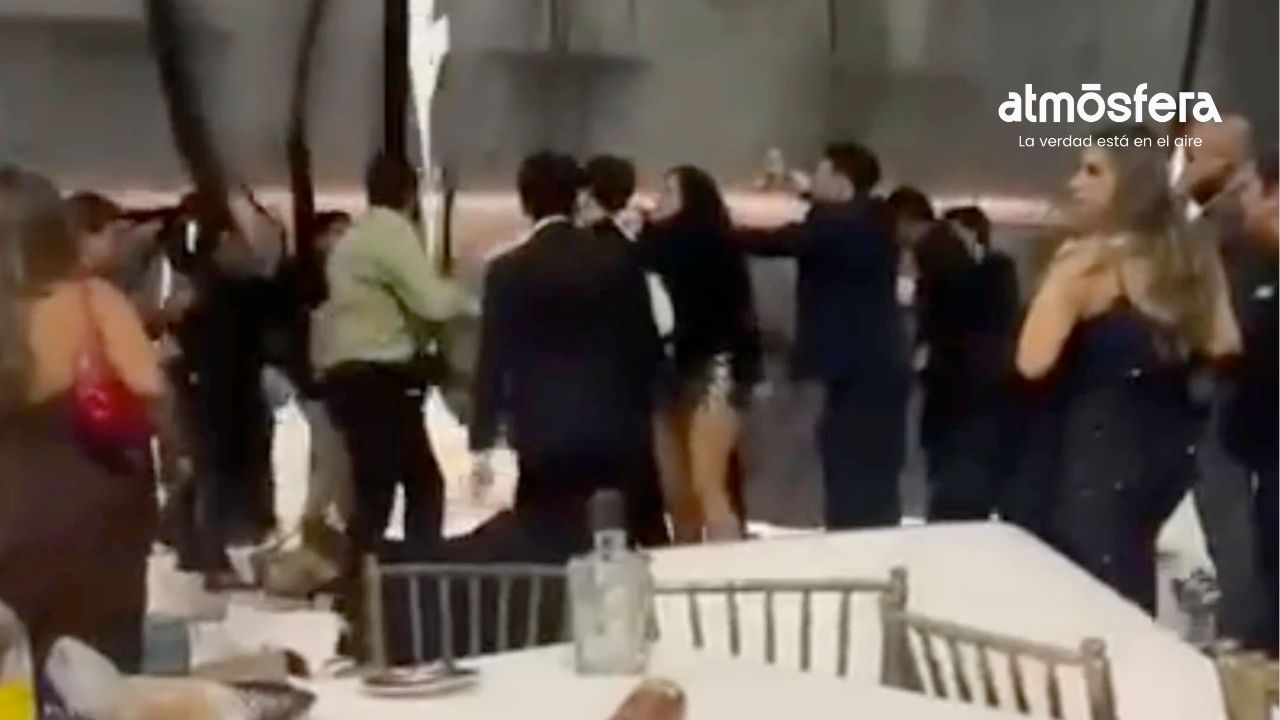 Graduación en Aguascalientes termina a golpes: sillas volando y un egresado descalabrado