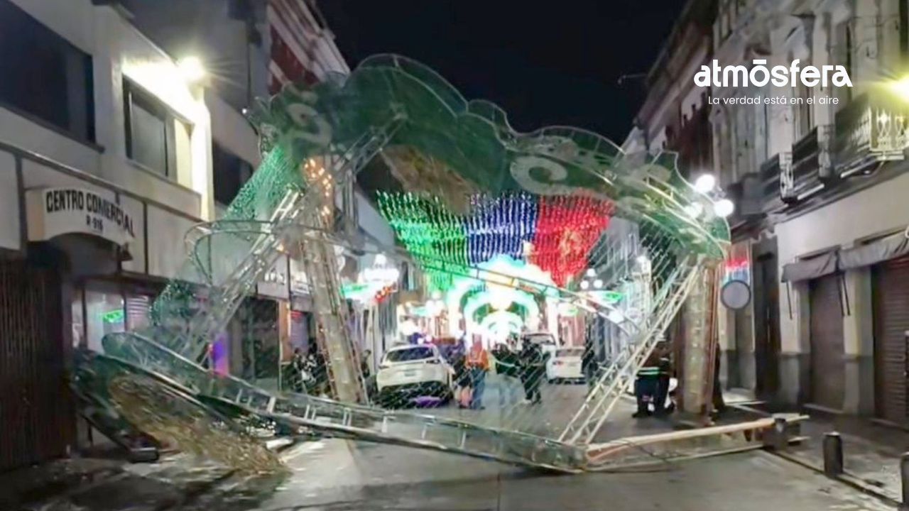 Conductora ebria derriba adornos patrios en avenida Reforma