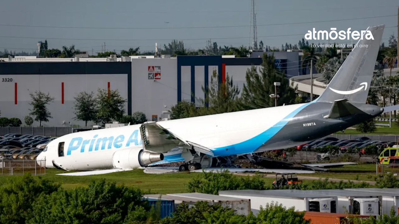 Avión de carga de Amazon se incendia tras salirse de la pista en Miami; hay cinco muertos
