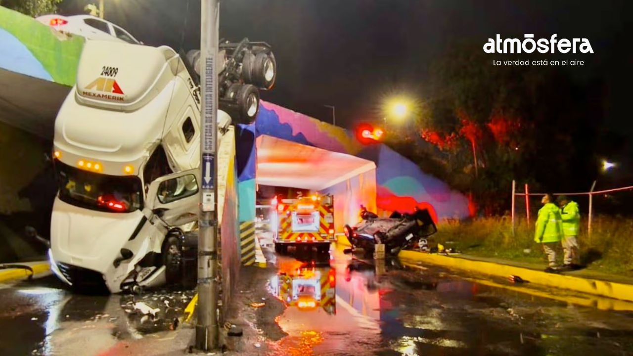 Tractocamión y taxi caen del Periférico Ecológico; tres personas resultan lesionadas