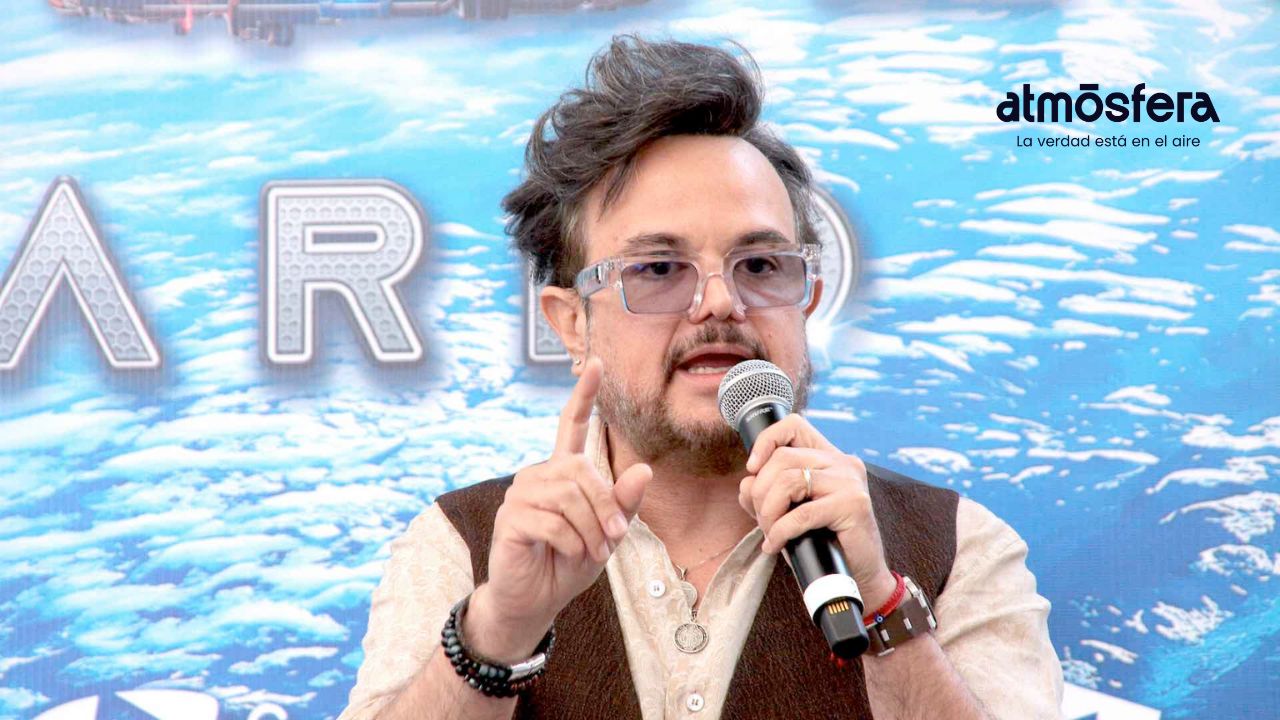 Aleks Syntek se lanza contra asistentes durante concierto del Grito en Benito Juárez