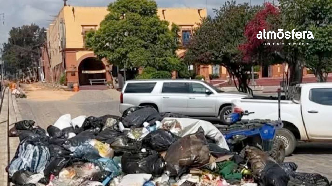 Le tiran la basura en la puerta a la alcaldesa de Cadereyta, Querétaro