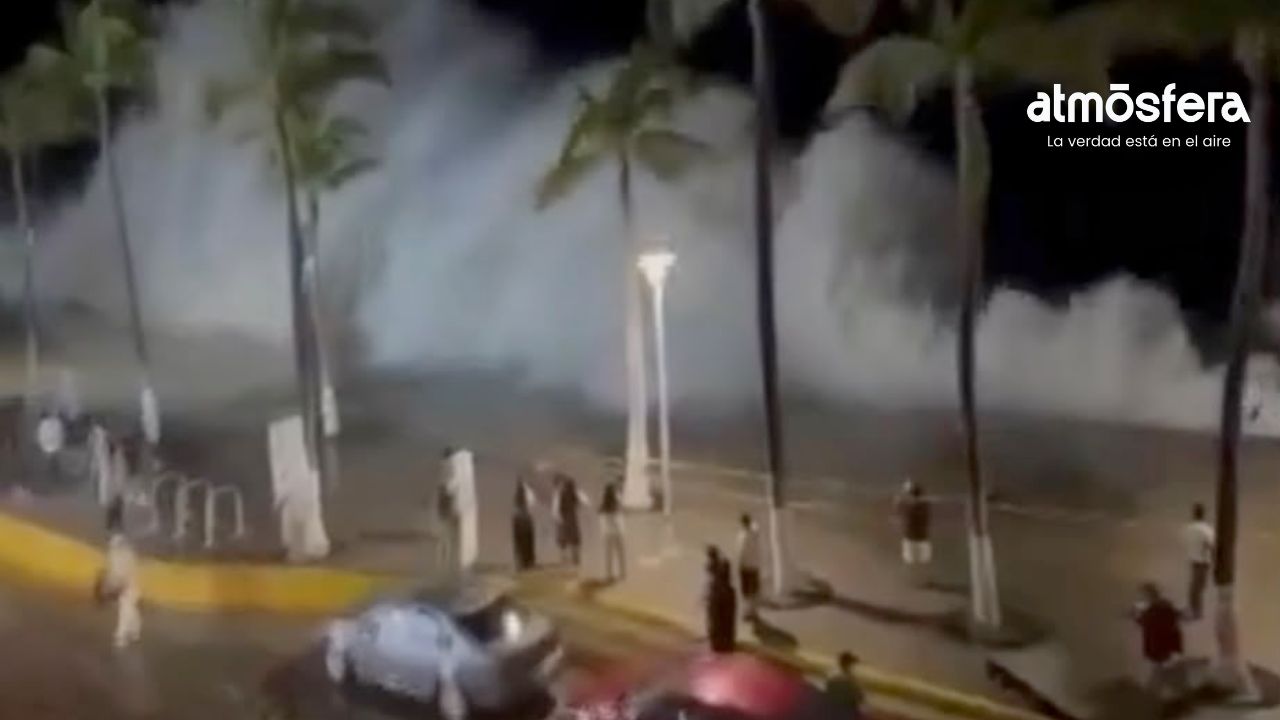 Oleaje golpea el malecón de Vallarta: se acercan a grabar y una turista sigue desaparecida